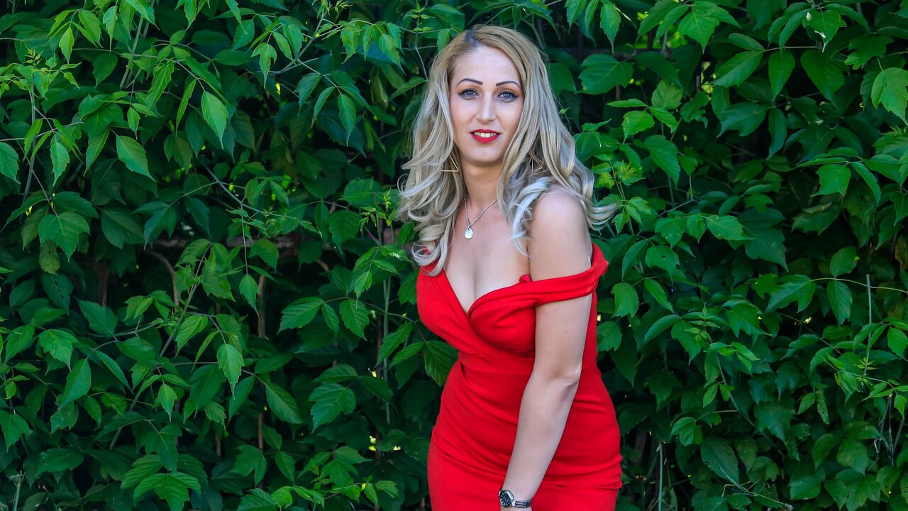 View AnaysBlonde Naked Private