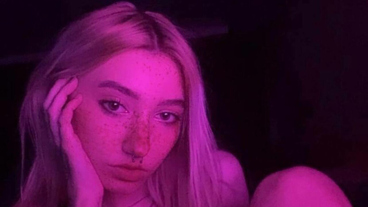 View AnyLogan Naked Private