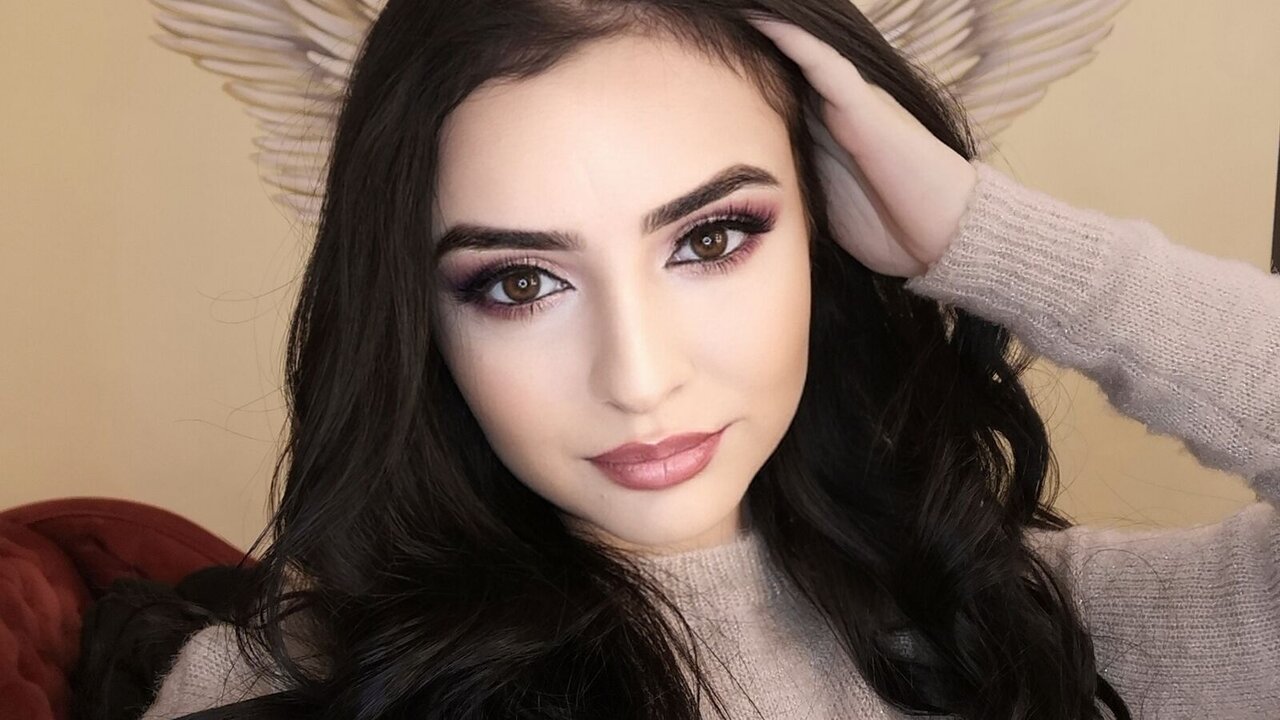 View AvaMaze Naked Private