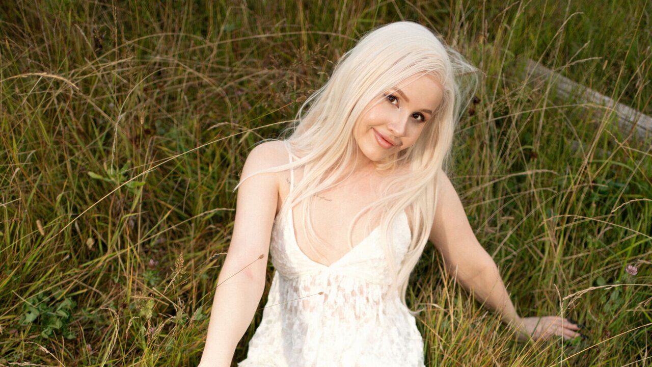 View EllieFrosty Naked Private