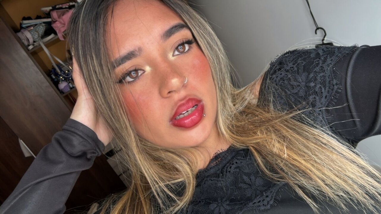 View EllyeConnor Naked Private