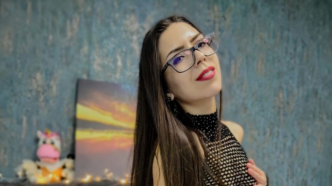 View EmaLowee Naked Private
