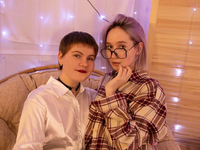 View IrisAndNaomi Naked Private