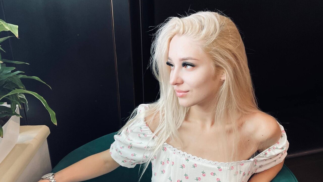 View KiraMo Naked Private