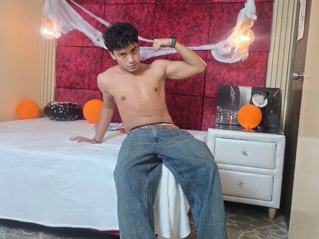 View MaxEvanns Naked Private