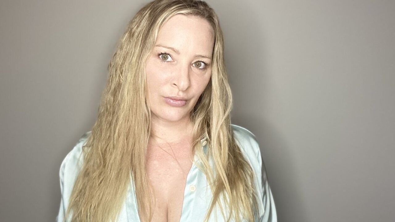 View MonroeLove Naked Private