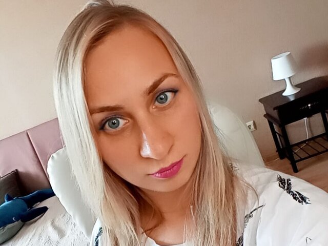 View PhebeShaw Naked Private